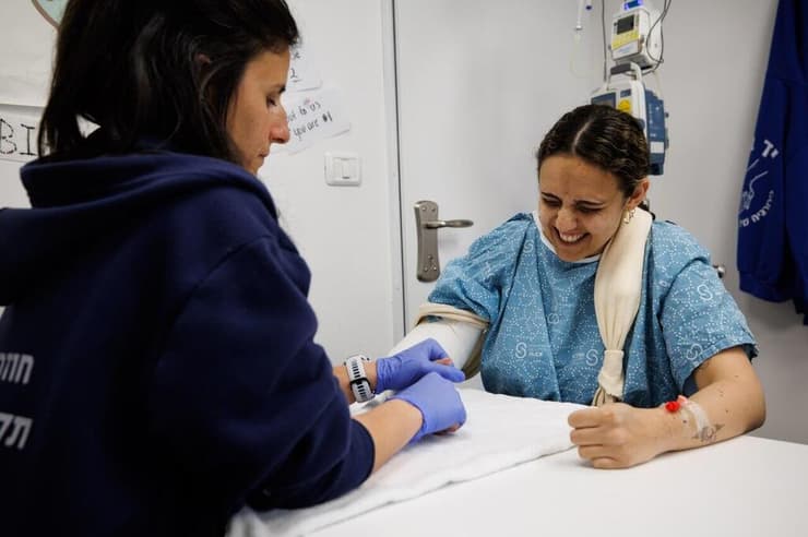 זיו קורן התלווה לאמילי דמארי ורומי גונן בחיים שאחרי השבי