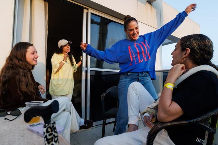 זיו קורן התלווה לאמילי דמארי ורומי גונן בחיים שאחרי השבי