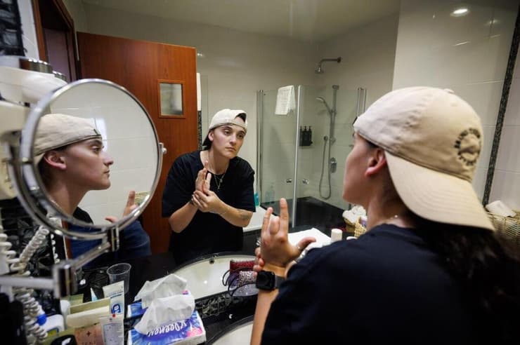 זיו קורן התלווה לאמילי דמארי ורומי גונן בחיים שאחרי השבי