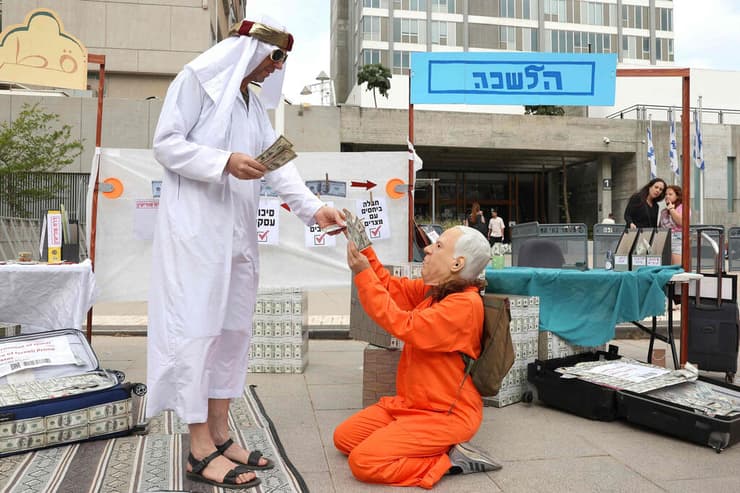 מפגינים נגד נתניהו מחוץ לבית המשפט המחוזי בתל אביב