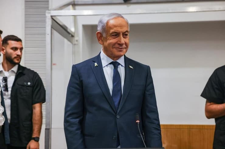 רה"מ בנימין נתניהו נכנס לאולם הדיונים על מנת לתת את עדותו בתיקי אלפים