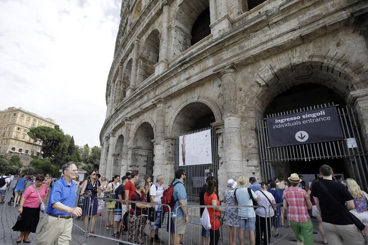 תור בכניסה לאתר התיירות האייקוני (צילום: AP Photo/Gregorio Borgia) תיירים מחוץ לקולוסיאום