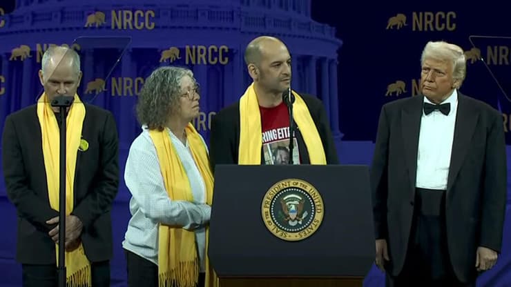 יאיר הורן על הבמה בגאלה: "הייתי בגיהינום, לא ראינו אור" שורדי השבי יאיר הורן ואביבה וקית סיגל לצד טראמפ