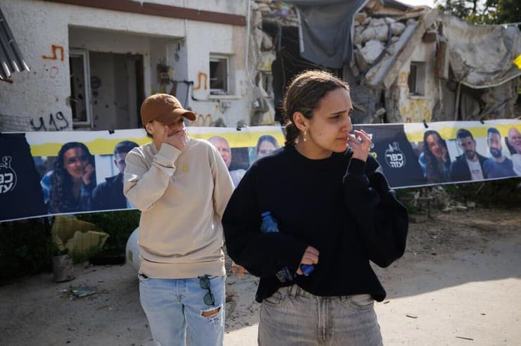 זיו קורן התלווה לאמילי דמארי ורומי גונן בחיים שאחרי השבי