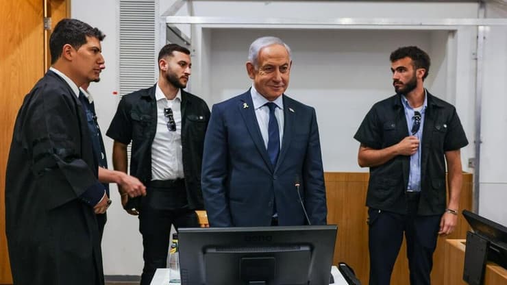 רה"מ בנימין נתניהו נכנס לאולם הדיונים על מנת לתת את עדותו בתיקי אלפים