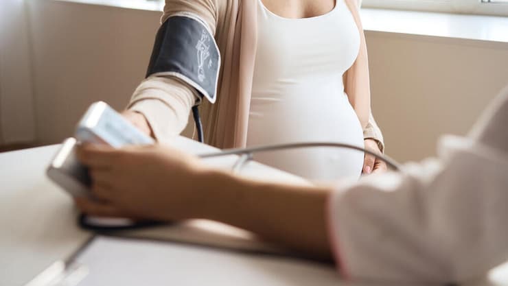 רעלת לאחר לידה מאופיינת בעלייה בלחץ הדם ובתסמינים נוספים, והיא עשויה להופיע עד 12 שבועות מהלידה (צילום: Shutterstock) היריון בסיכון