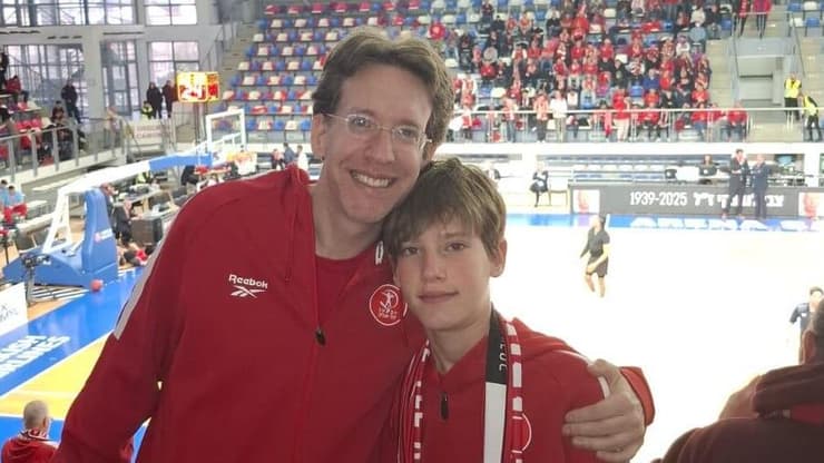 "אנחנו ביממה היסטורית". נדב נחימוביץ' ובנו עומר אוהד הפועל ת"א נדב נחימוביץ' ובנו עומר