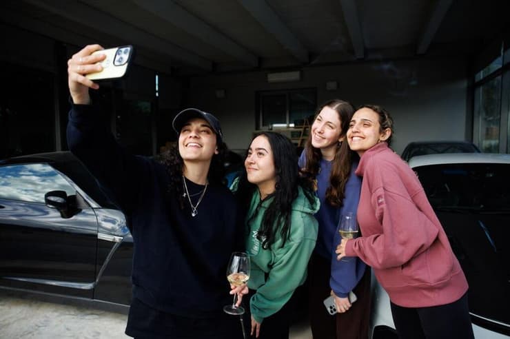 זיו קורן התלווה לאמילי דמארי ורומי גונן בחיים שאחרי השבי