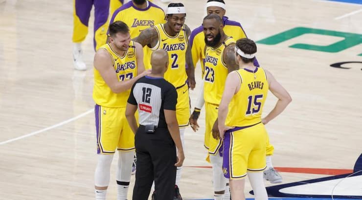 שחקני לוס אנג'לס לייקרס והשופט (רויטרס) שחקני לוס אנג'לס לייקרס והשופט