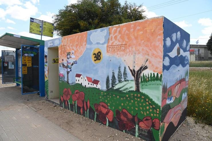 מיגונית מחודשת בצומת מפלסים (צילום: הרצל יוסף) צומת מפלסים - סיור במיגוניות המוות