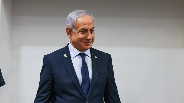 רה"מ בנימין נתניהו נכנס לאולם הדיונים על מנת לתת את עדותו בתיקי אלפים