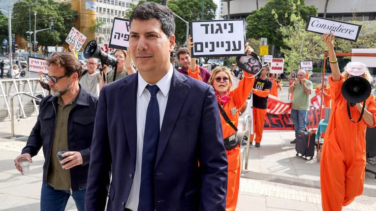 מפגינים נגד נתניהו מחוץ לבית המשפט המחוזי בתל אביב