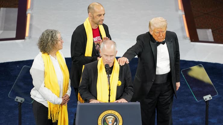 שורדי השבי יאיר הורן, אביבה וקית' סיגל לצד טראמפ