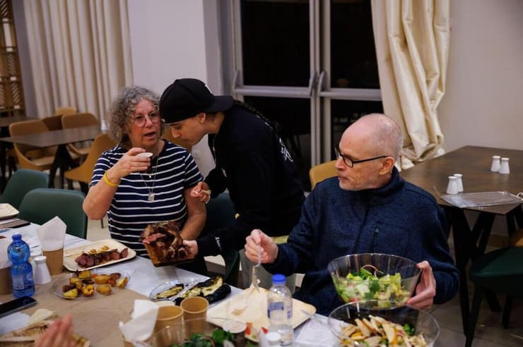 זיו קורן התלווה לאמילי דמארי ורומי גונן בחיים שאחרי השבי