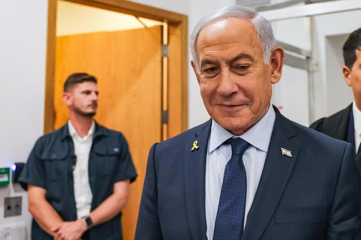 רה"מ בנימין נתניהו נכנס לאולם הדיונים על מנת לתת את עדותו בתיקי אלפים