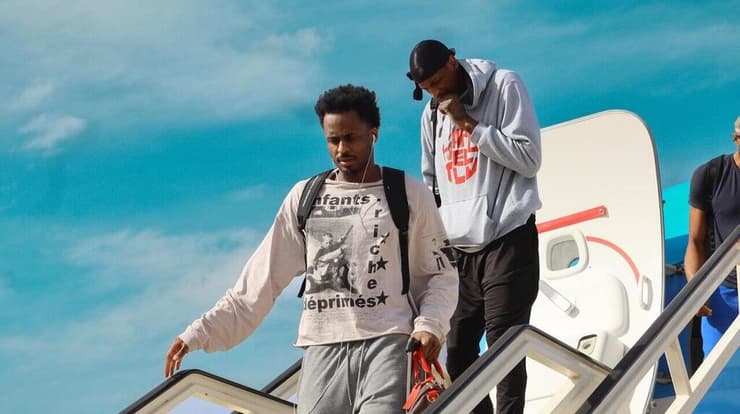 בלייקני ובינגהאם על כבש המטוס (צילום: הפועל שלמה ת"א) הפועל ת"א אנטוניו בלייקני מרקוס בינגהאם נחתה בספרד