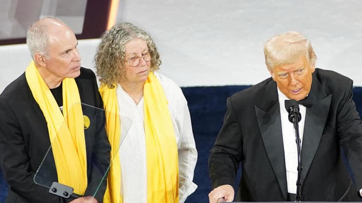 אביבה וקית' סיגל לצד הנשיא טראמפ (צילום:REUTERS/Nathan Howard) שורדי השבי יאיר הורן, אביבה וקית' סיגל לצד טראמפ