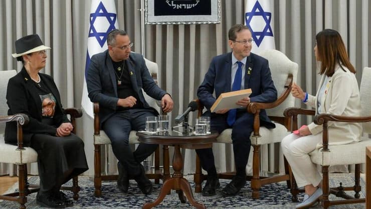 "נס גם במעשה, לא רק בתפילה ובתקווה". פגישת הנשיא עם קרובי החטופים (צילום: מעיין טואף/לע״מ ) נשיא המדינה נפגש עם נציגי משפחות החטופים בבית הנשיא