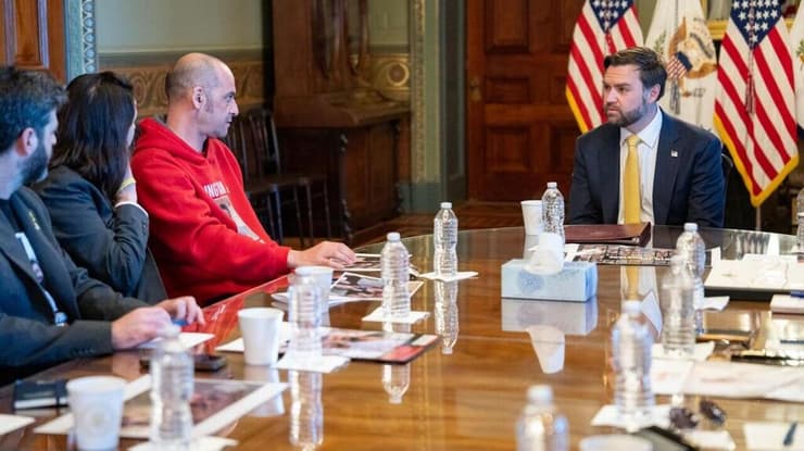 משלחת משפחות החטופים ושורדי השבי נפגשה עם סגן נשיא ארצות הברית