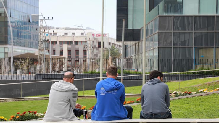 עובדי הייטק מחוץ למשרדי אפל בתל אביב