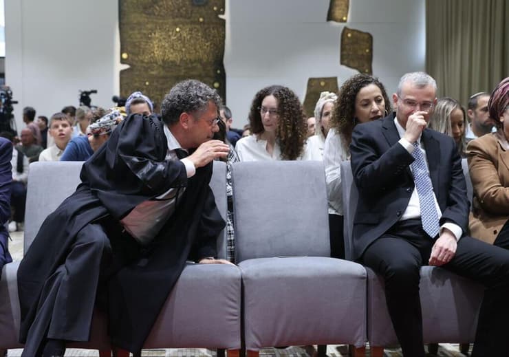 לוין מתעלם מיצחק עמית (צילום: אלכס קולומויסקי) יריב לוין מתעלם מיצחק עמית