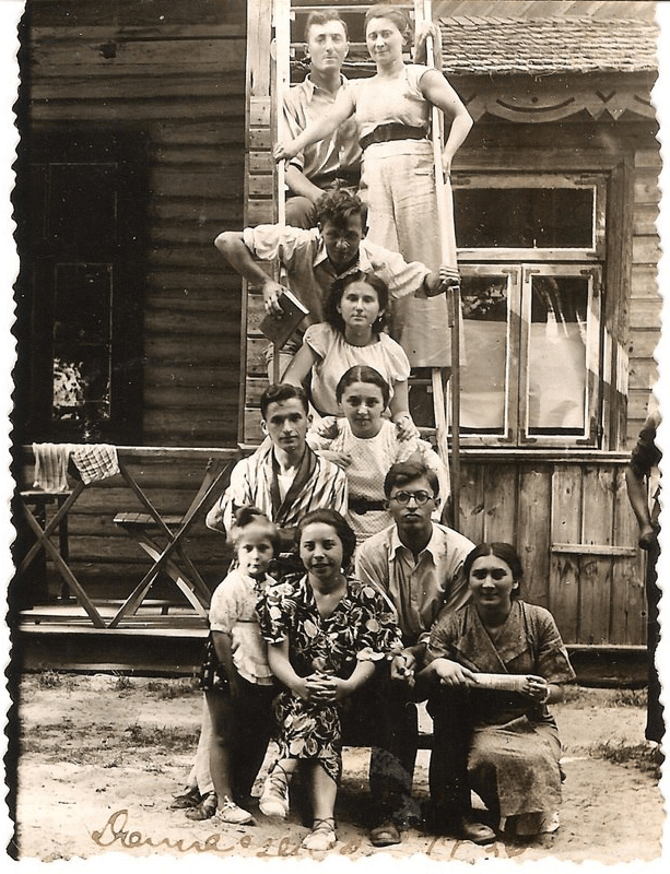 בגין בבריסק בגיל 16-17 (1930 בערך)