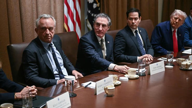 שר הבריאות האמריקני רוברט פ' קנדי ג'וניור בישיבת קבינט עם הנשיא דונלד טראמפ