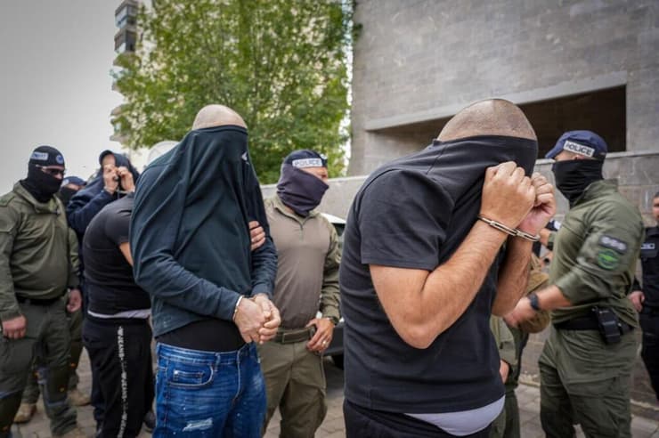 חברי ארגון הפשע אבו לטיף מובלים לבית המשפט