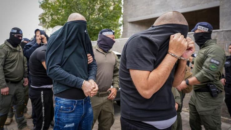 הנאשמים מובלים תחת אבטחה כבדה לבית המשפט (צילום: דוברות המשטרה) חברי ארגון הפשע אבו לטיף מובלים לבית המשפט