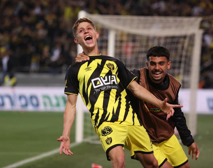 שחקן בית"ר ירושלים עדי יונה חוגג