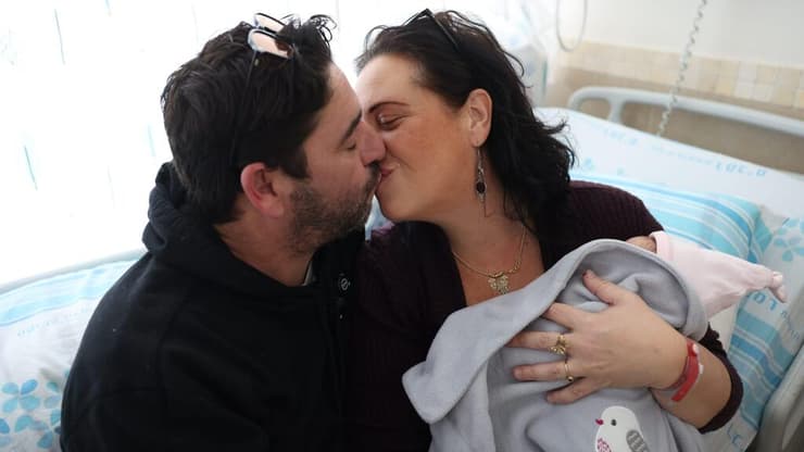אורלי ואריק אחרי הלידה. "המשפט האחרון שבעלי אמר לי היה, 'את לא תישארי לבד'" (צילום: הקריה הרפואית רמב"ם) אורלי ואריק