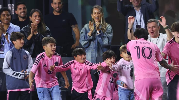 מסי רץ לחגוג עם משפחתו