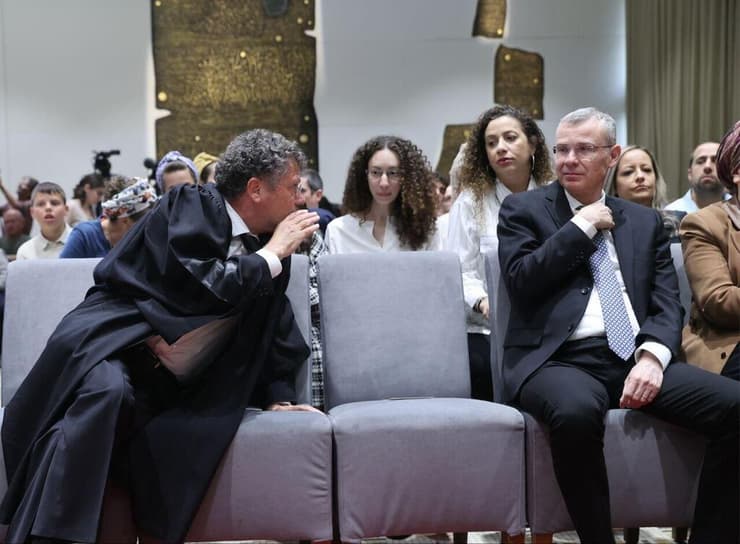 יריב לוין מתעלם מיצחק עמית