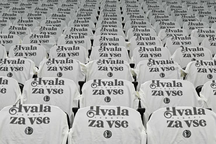 על כל כיסא באולם חיכתה חולצה עם הכיתוב "תודה על הכל"