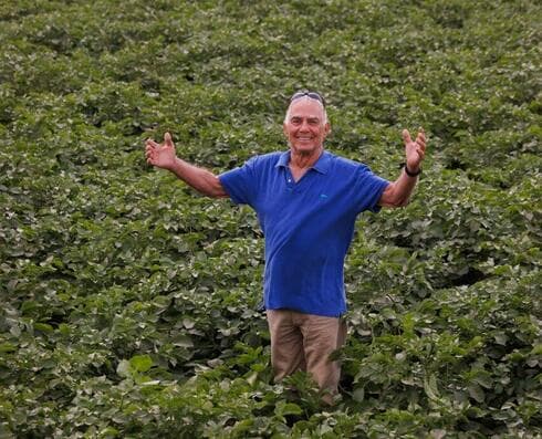 "בשבי הייתי עסוק בהישרדות, אבל חשבתי על הזריעה, האסיף, אם הצליחו להתארגן לזה, אם יש או אין מים, אם המלחמה פגעה בתשתיות, מה עובד ומה לא" (צילום: זיו קורן) גדי מוזס שב לשדות ניר עוז ובקיבוץ