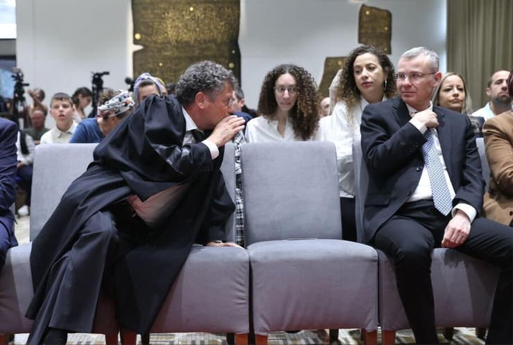 עמית פונה ללוין (צילום: אלכס קולומויסקי) יריב לוין מתעלם מיצחק עמית