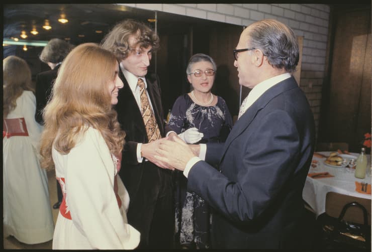 מנחם בגין עם אחיינו עמנואל הלפרין ורעייתו ארלט, לצד רחל הלפרין אחותו של בגין