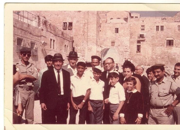 בגין ומשה קול (1967) בכותל לאחר כיבוש העיר