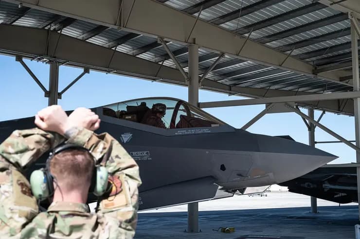 צילום: Capt. Nathan Poblete/US Air Force "פרנקנג'ט" מטוס קרב מדגם F-35 שהורכב משרידי מטוסים שהתרסקו אחרי נחיתה בבסיס ב יוטה ארה"ב חיל האוויר האמריקני