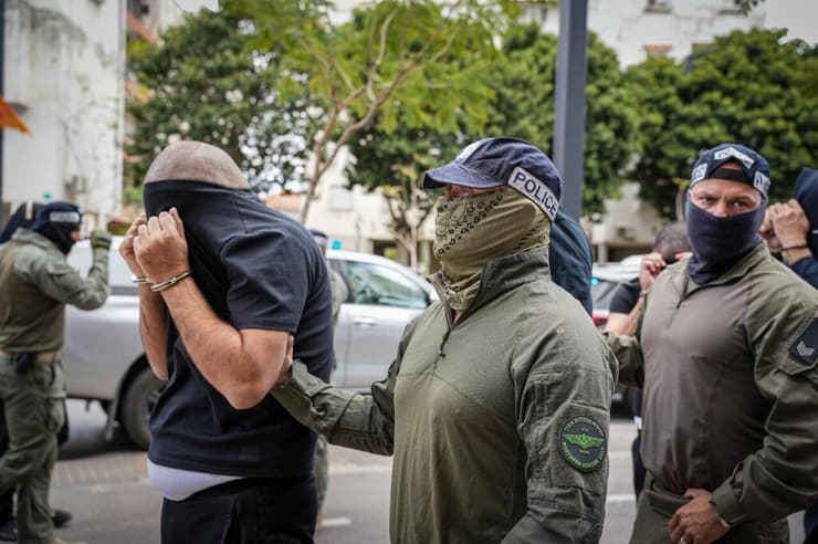 חברי ארגון הפשע אבו לטיף מובלים לבית המשפט