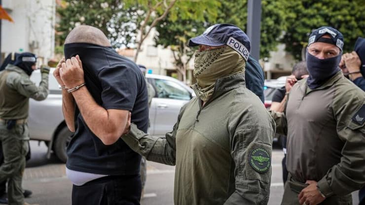 צילום: דוברות המשטרה חברי ארגון הפשע אבו לטיף מובלים לבית המשפט