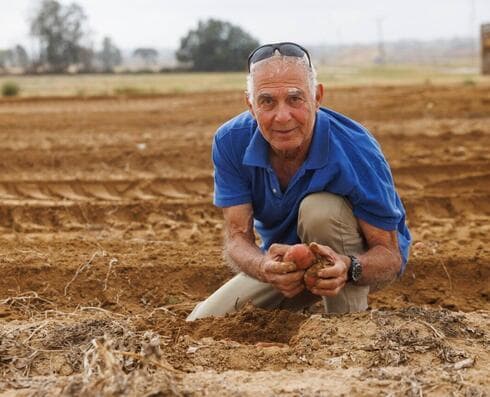 "יש לנו מספיק כוח לספוג ולהכיל את כל האכזריות של חמאס, את חוסר האנושיות, את הרוע – ולהחזיר קודם כל את האנשים שלנו, אפילו במחיר בלתי נסבל" (צילום: זיו קורן) גדי מוזס שב לשדות ניר עוז ובקיבוץ