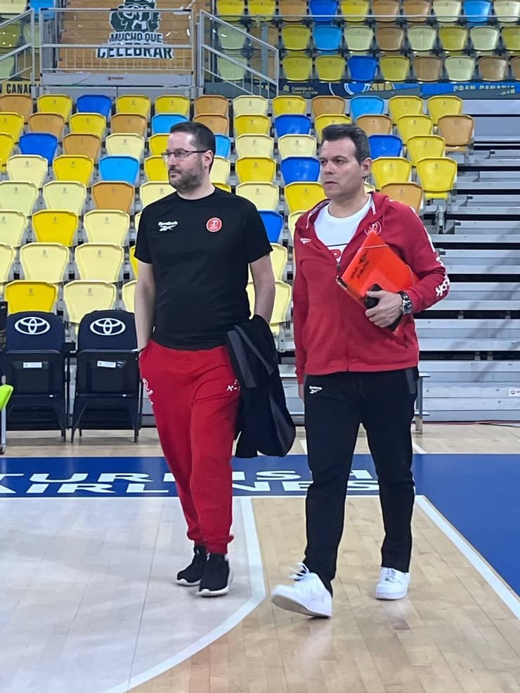 דימיטריס איטודיס עם המנהל המקצועי ג'ורג' הינאס באימון הפועל ת"א