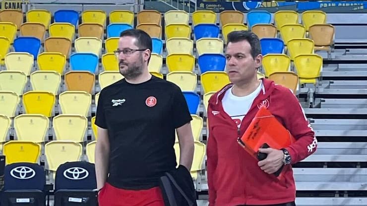 דימיטריס איטודיס עם המנהל המקצועי ג'ורג' הינאס באימון הפועל ת"א