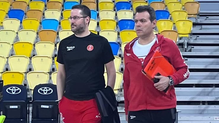 מאמינים שמיציץ' ישתפר. הינאס ואיטודיס (צילום: אפרת עמורבן) דימיטריס איטודיס עם המנהל המקצועי ג'ורג' הינאס באימון הפועל ת"א