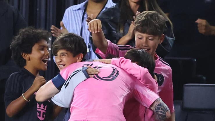 מסי רץ לחגוג עם משפחתו