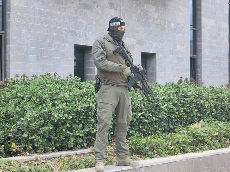 חברי ארגון הפשע אבו לטיף מובלים לבית המשפט