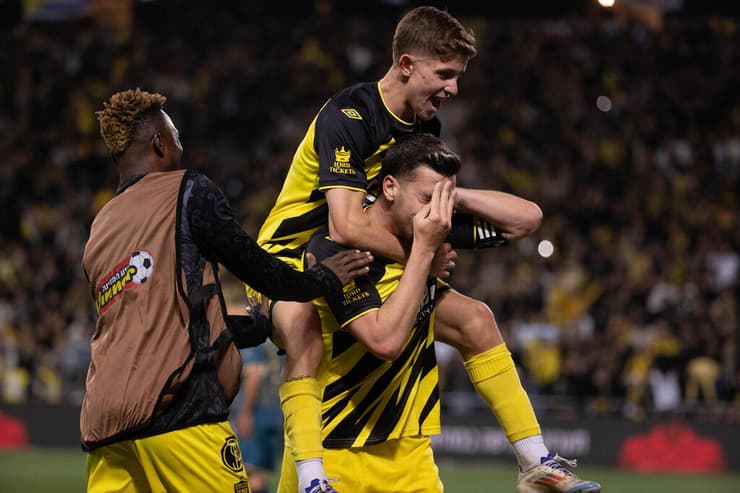 שחקן בית"ר ירושלים עדי יונה חוגג עם ירדן שועה