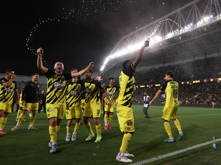 שחקני בית"ר ירושלים חוגגים (צילום: עוז מועלם) שחקני בית"ר ירושלים חוגגים