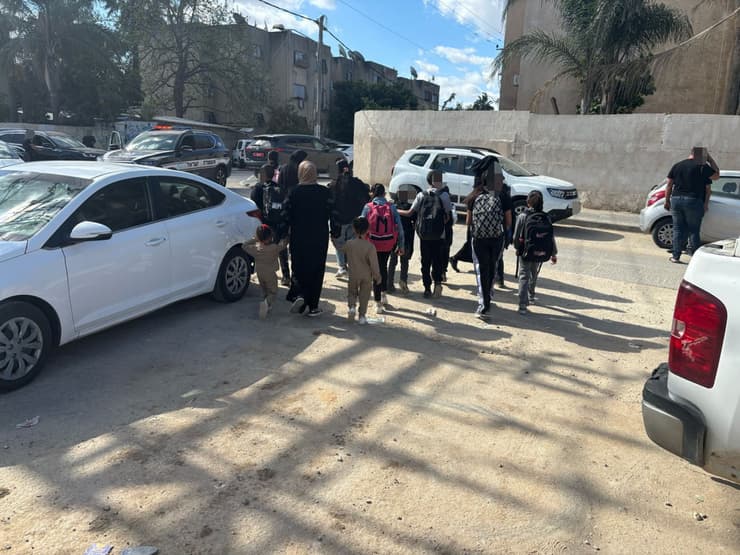 ילדים חוזרים הביתה מבית הספר בעקבות הרצח בג'ואריש